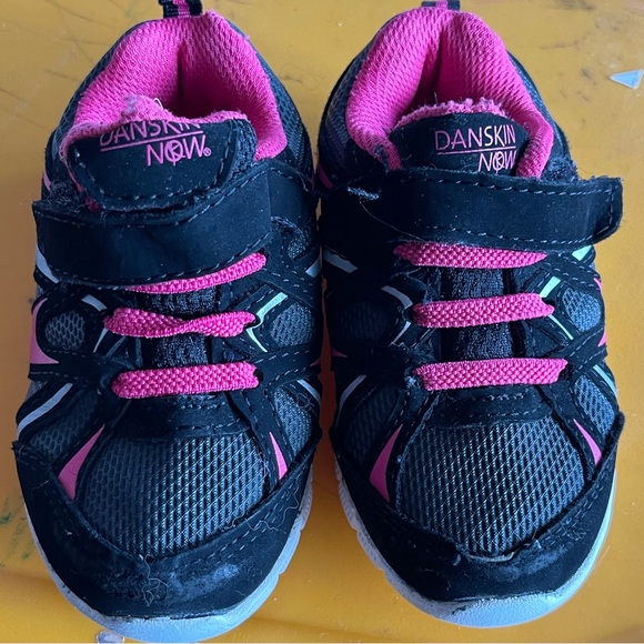 Pink black size 7 toddler Danskin brand, stretch no tie lace w/ Velcro strap - Picture 3 of 9